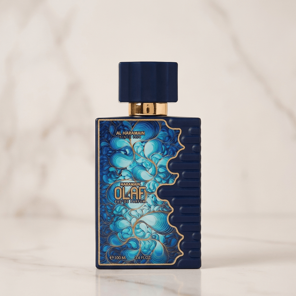 Frasco do perfume Olaf da Al Haramain, 100ml, em azul-marinho com estampa ondulada turquesa e detalhes dourados, sobre mármore