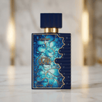 Frasco completo do perfume Olaf da Al Haramain, 100ml, azul texturizado, sobre mármore com luzes ao fundo