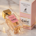Frasco de perfume Chic Velvet Pink Secret da Maison Alhambra deitado sobre marmore, com a caixa rosa ao fundo, detalhe do rotulo.