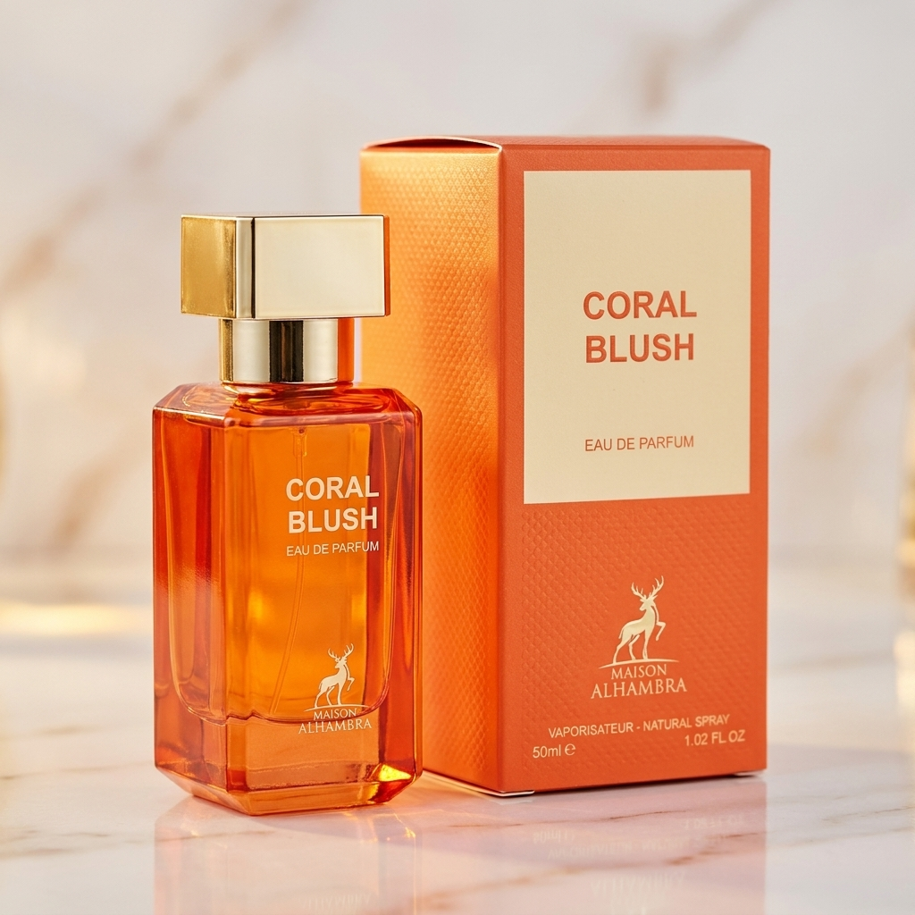 Frasco de perfume Coral Blush Eau de Parfum da Maison Alhambra, laranja, ao lado da caixa do produto sobre marmore claro.