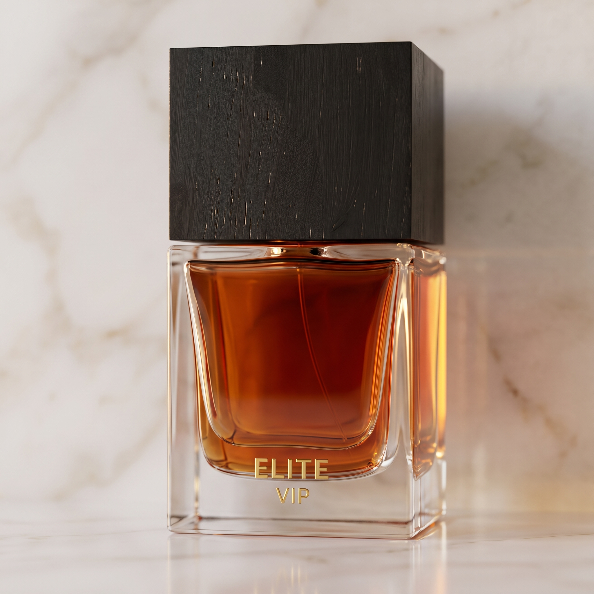 Close do frasco do perfume Elite VIP evidenciando a cor âmbar do líquido e o rótulo dourado, fundo de mármore claro.