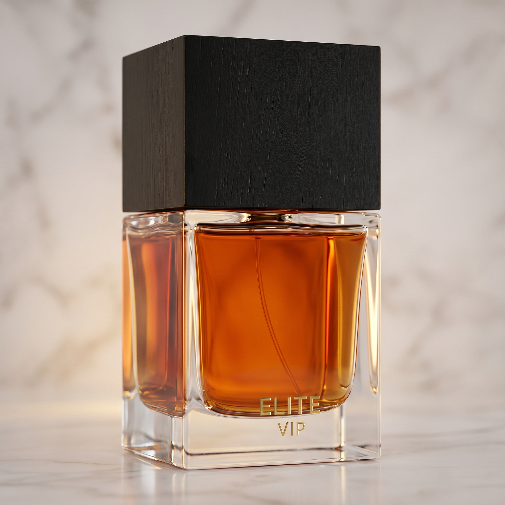 Frasco quadrado do perfume Elite VIP com tampa preta de madeira, vista frontal sobre superfície de mármore.