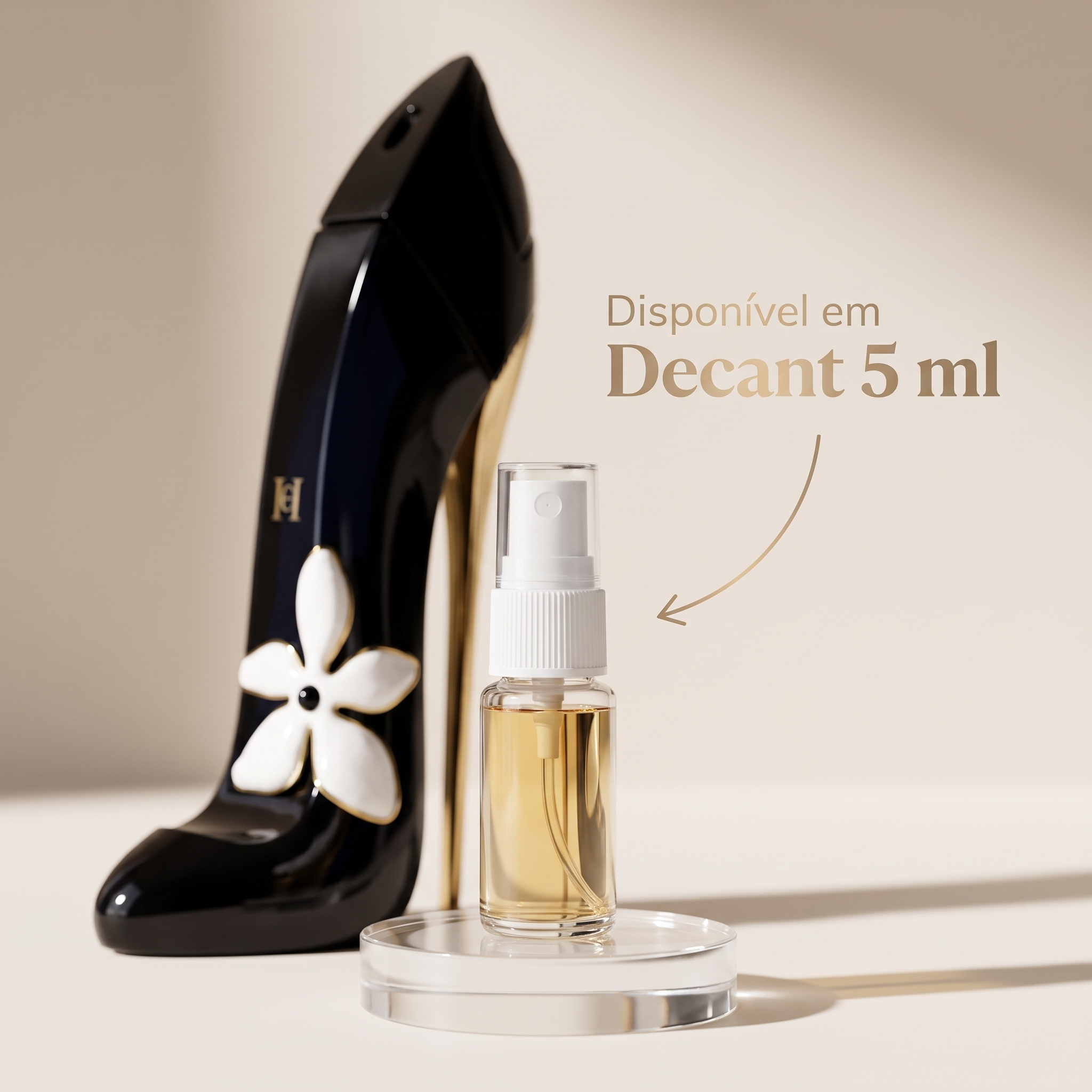 Frasco de perfume em formato de sapato de salto alto preto com detalhe floral branco, anúncio de disponibilidade em decant de 5 ml.