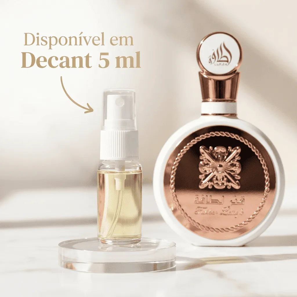 Perfume em frasco redondo branco e rosé com medalhão floral decorativo, ao lado de decant de 5ml com banner promocional