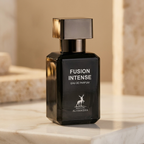 Frasco de perfume Fusion Intense da Maison Alhambra em destaque, preto com tampa metalica, sem a caixa.
