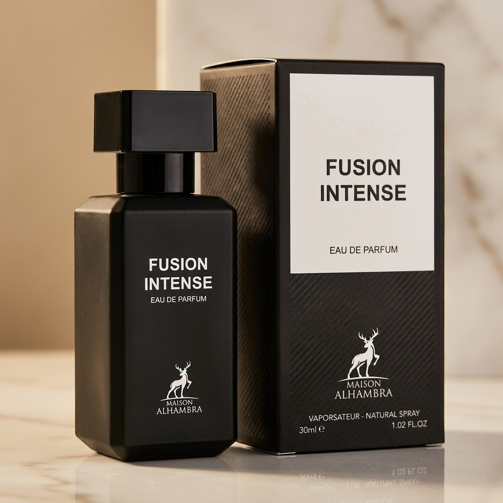 Frasco de perfume Fusion Intense da Maison Alhambra, preto fosco, ao lado da caixa do produto.
