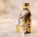Frasco com estampa de mármore dourado do perfume Khadlaj Nafais Sharq ao lado de um decant de 5 ml, anúncio de disponibilidade em decant.