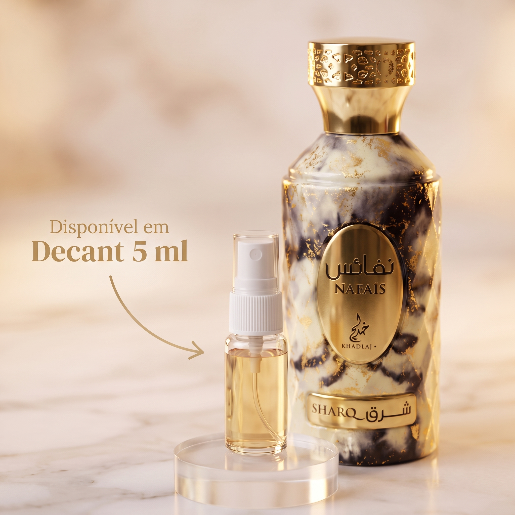 Frasco com estampa de mármore dourado do perfume Khadlaj Nafais Sharq ao lado de um decant de 5 ml, anúncio de disponibilidade em decant.