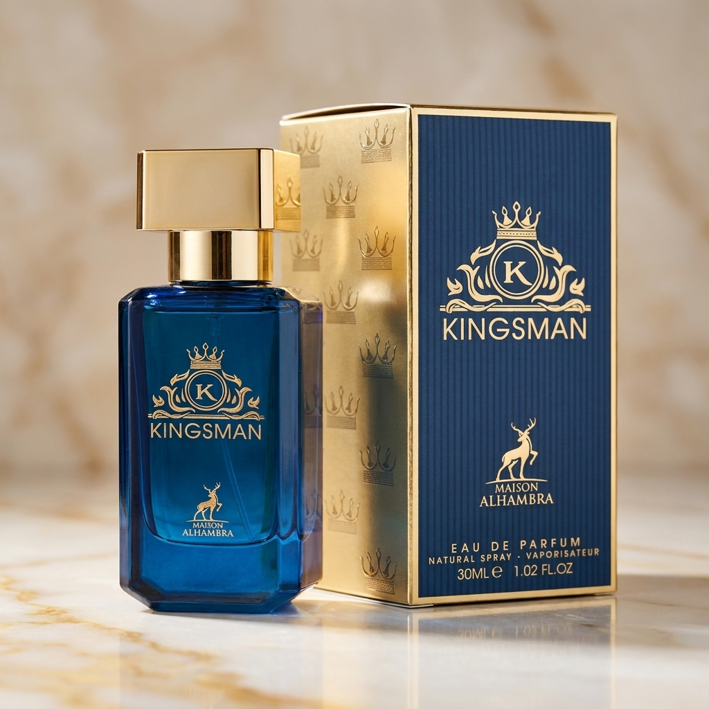 Frasco de perfume Kingsman da Maison Alhambra, azul com detalhes dourados, ao lado da caixa do produto sobre marmore.