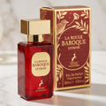 Frasco de perfume La Rouge Baroque Extreme da Maison Alhambra, vermelho com tampa dourada, ao lado da caixa do produto.
