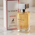 Frasco de perfume La Vivacite Intensa da Maison Alhambra ao lado da caixa branca com detalhes vermelhos.