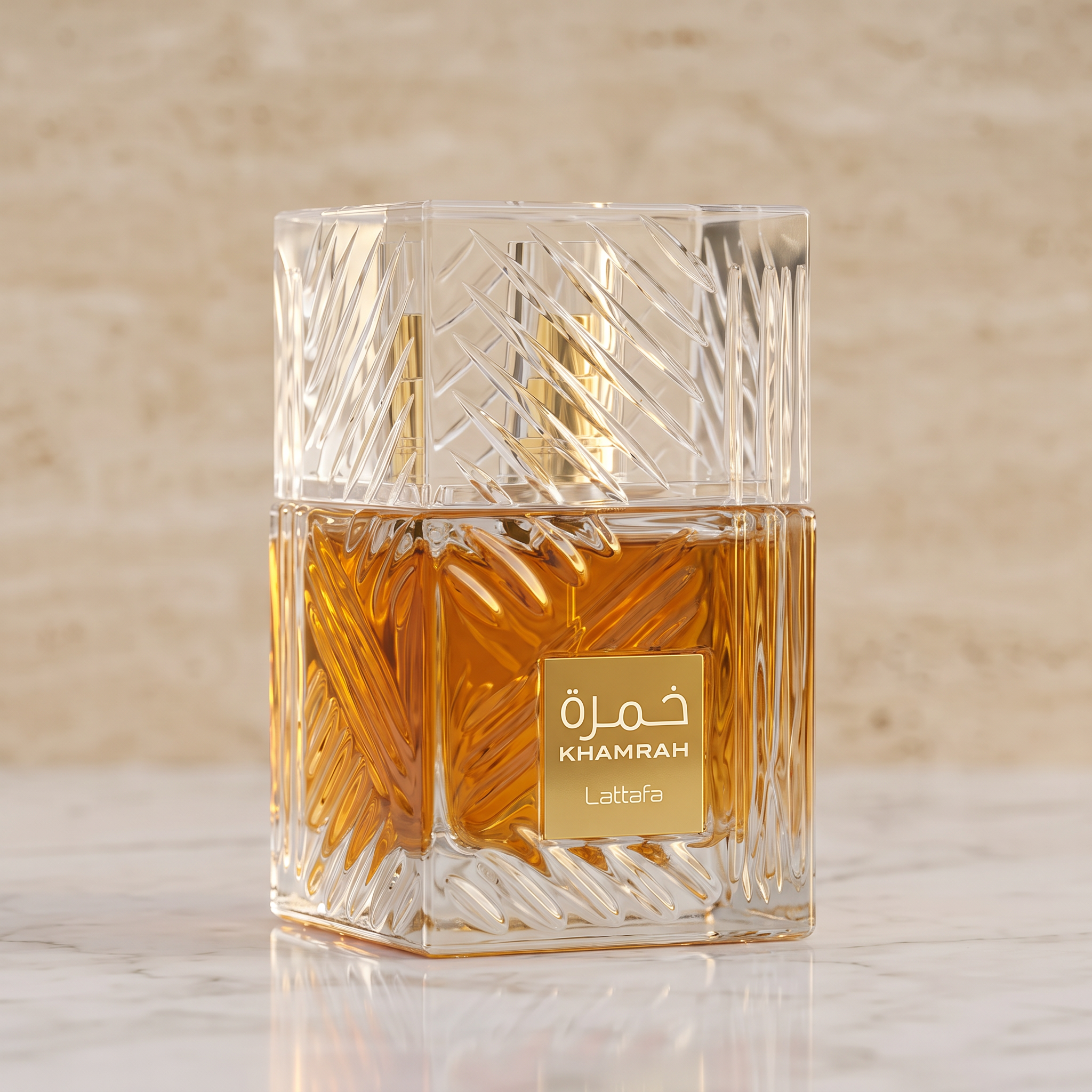 Frasco facetado do perfume Khamrah da Lattafa em close, sobre superfície de mármore