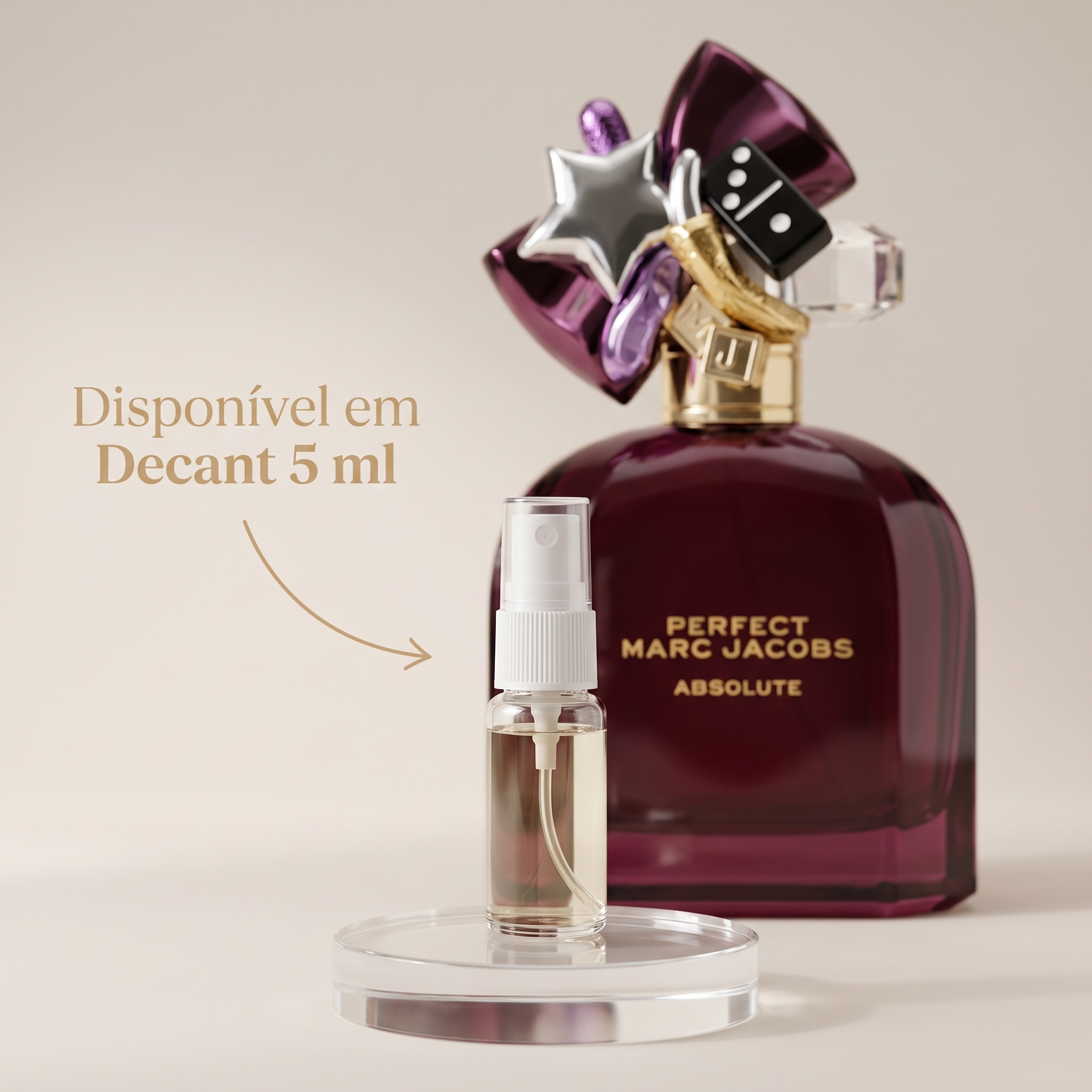 Frasco roxo do perfume Perfect Absolute de Marc Jacobs com tampa em formato de laço joia, ao lado de um decant de 5 ml.
