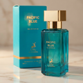 Frasco de perfume Pacific Blue da Maison Alhambra, azul turquesa com tampa dourada, ao lado da caixa do produto.