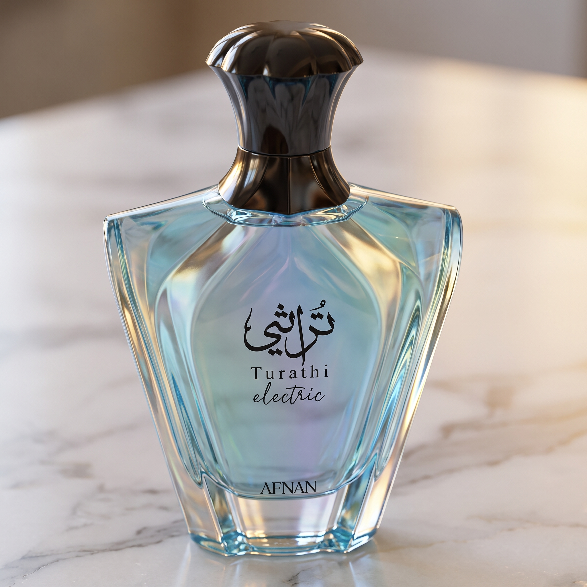 Frasco de perfume Turathi Electric da Afnan, cristal translucido com tampa preta, sobre superficie de marmore.