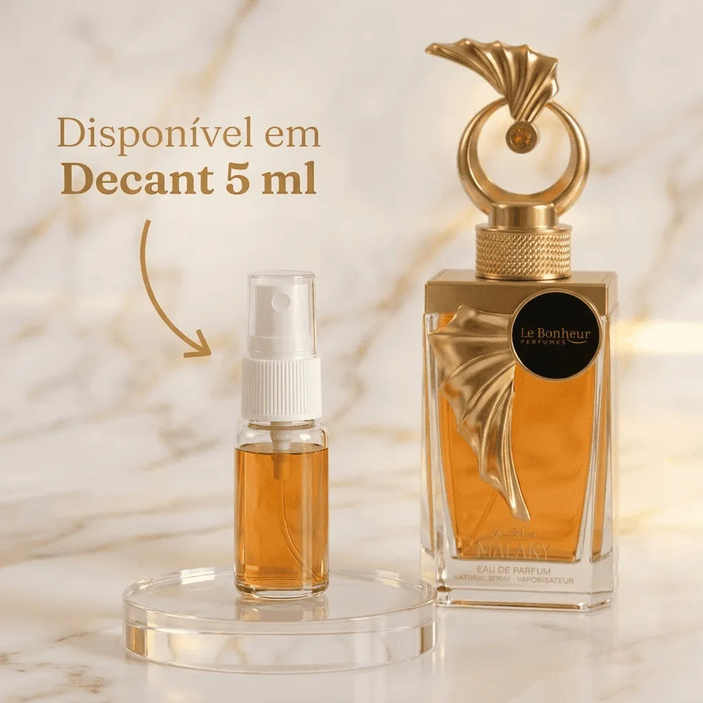 Perfume Le Bonheur Malaki com frasco dourado ornamentado ao lado de decant de 5ml, sobre superfície de mármore com o texto Disponível em Decant 5ml