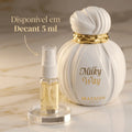 Perfume Milky Way da Maison Ashar em frasco branco esculpido com detalhe dourado, ao lado de decant de 5ml sobre mármore