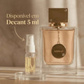 Perfume Armaf Club de Nuit Woman em frasco pêssego translúcido com tampa dourada, ao lado de decant de 5ml