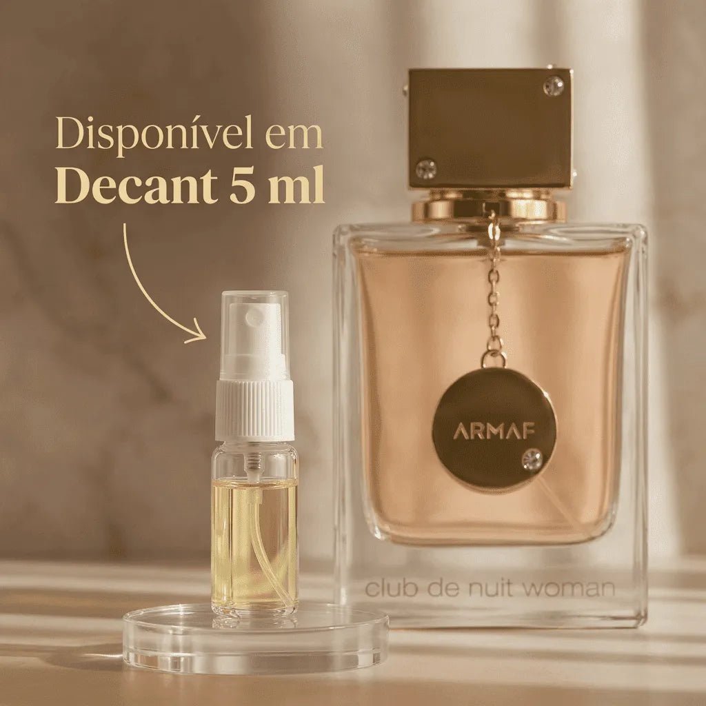 Perfume Armaf Club de Nuit Woman em frasco pêssego translúcido com tampa dourada, ao lado de decant de 5ml