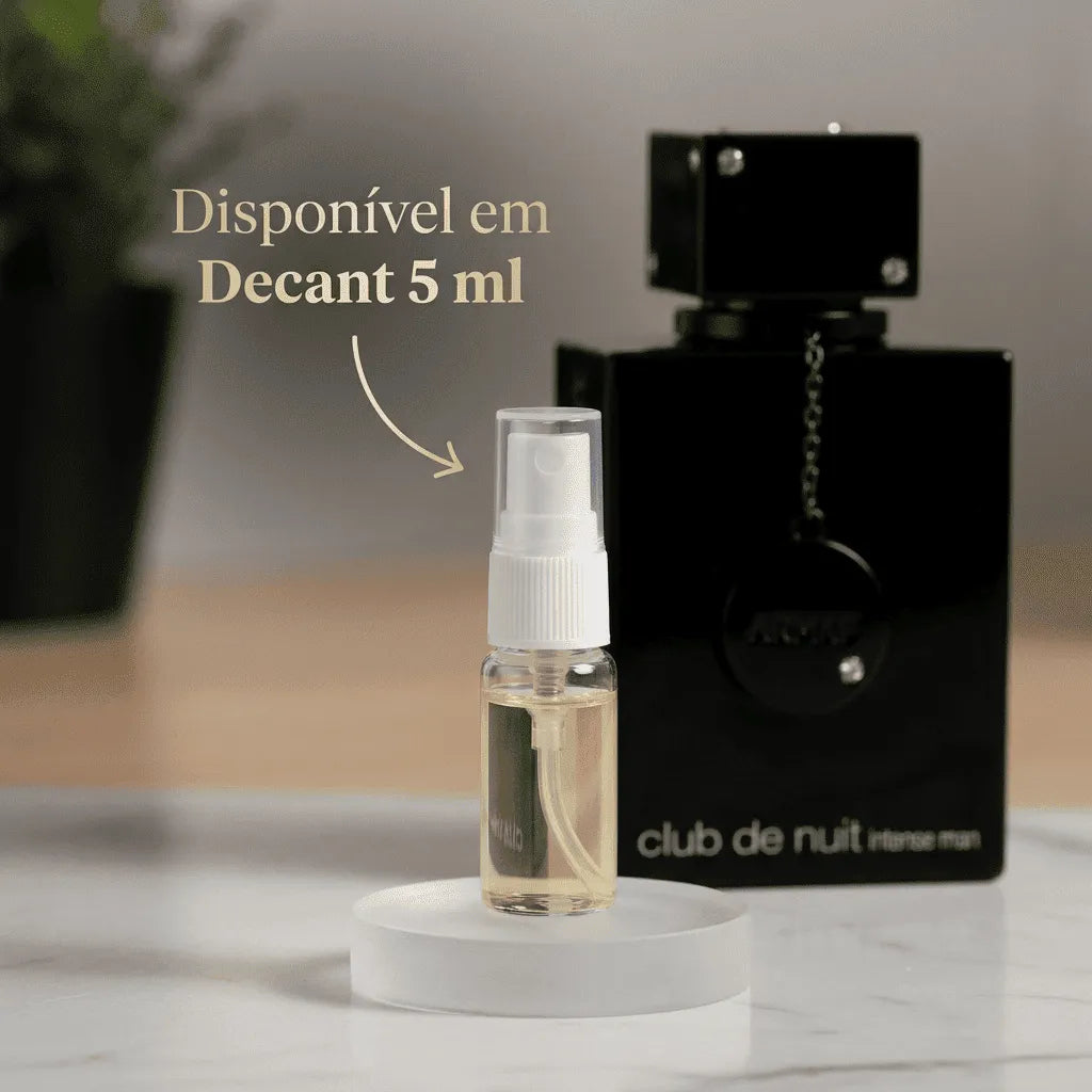 Perfume Armaf Club de Nuit Intense Man em frasco preto com corrente prateada, ao lado de decant de 5ml