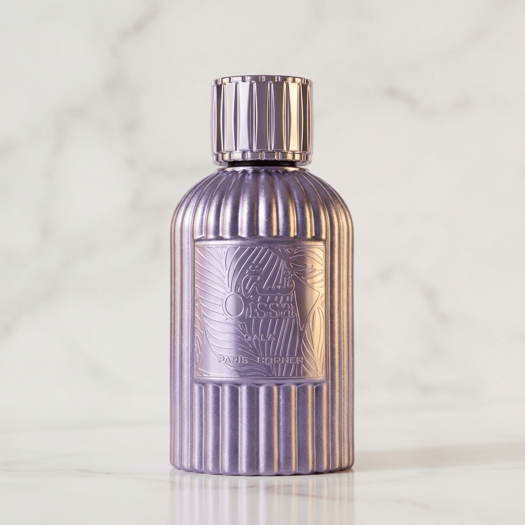 Perfume Qissa Gala em frasco lilás canelado, isolado sobre superfície de mármore claro.