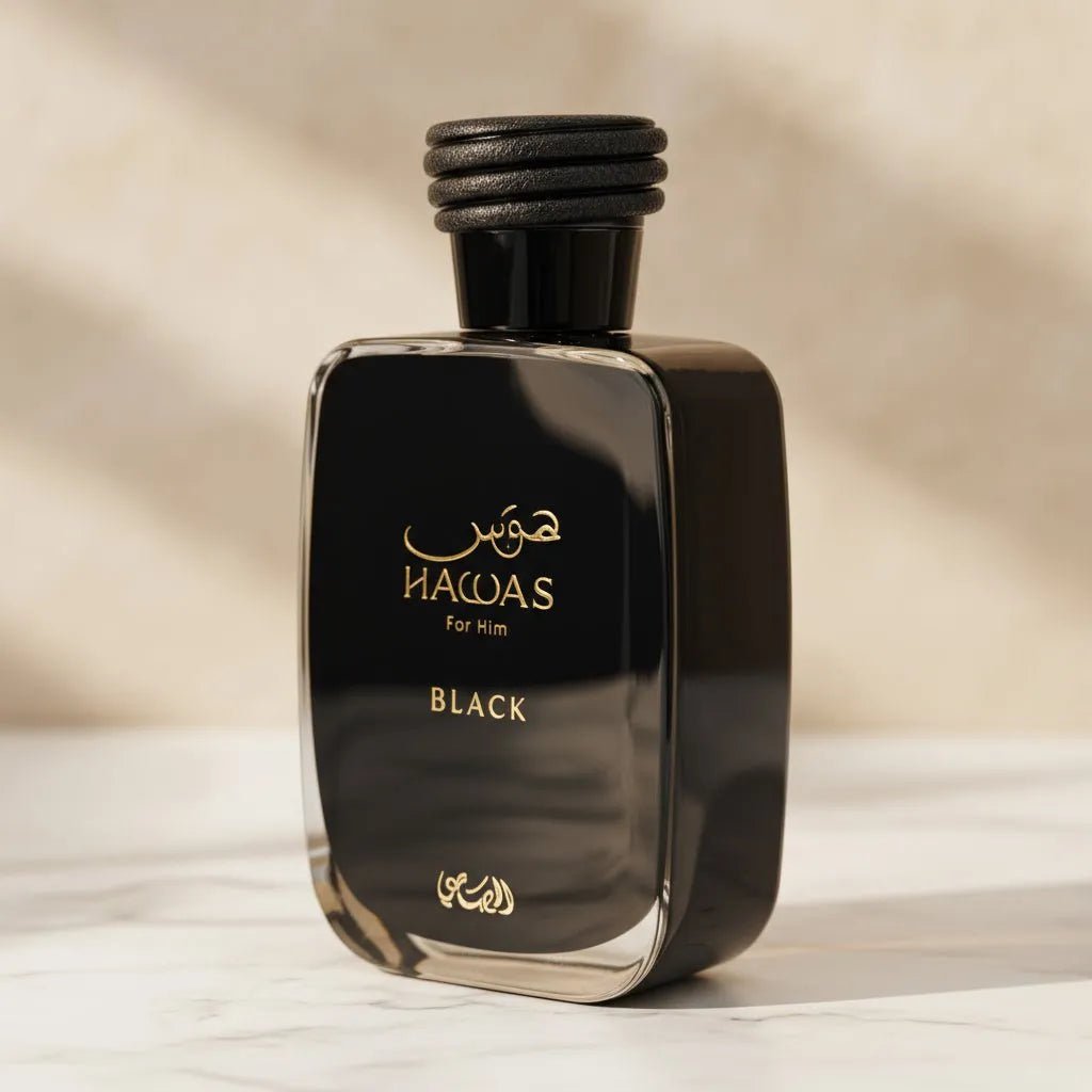Perfume Hawas Black da Rasasi, frasco preto com tampa trançada, ângulo lateral sobre mármore claro.
