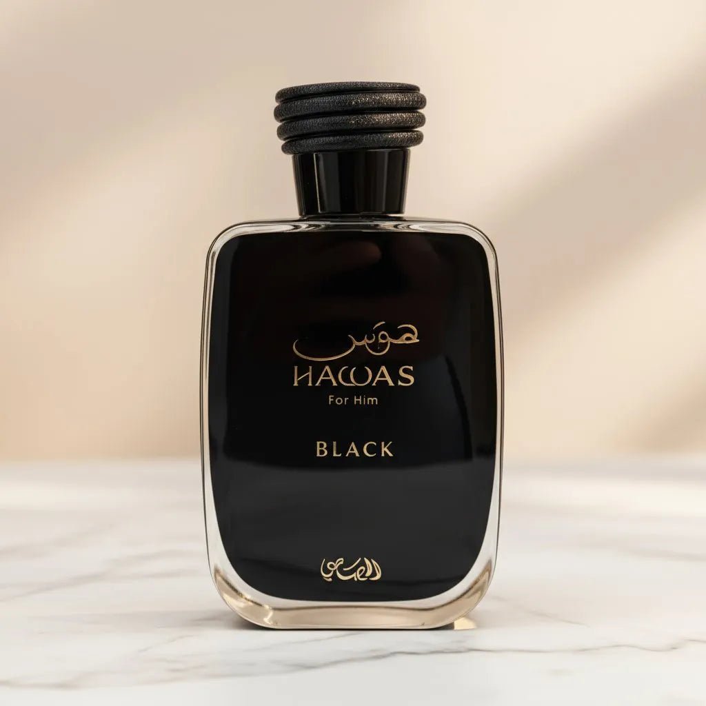 Perfume Hawas Black da Rasasi, frasco preto com tampa trançada, sobre mármore claro.