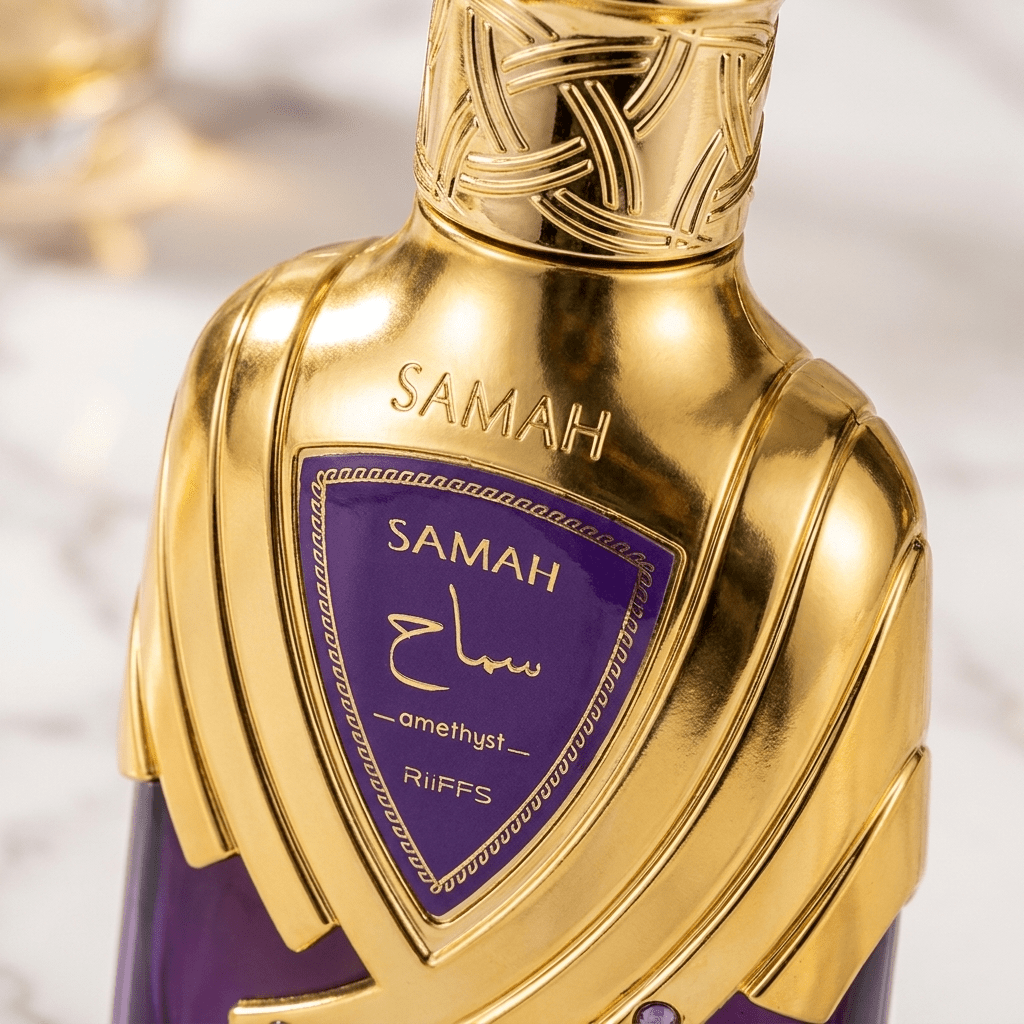 Detalhe do frasco roxo do perfume Samah Amethyst da Riiffs, com brasão dourado e tampa metálica trançada.