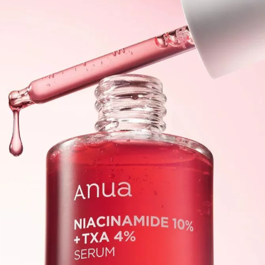 Frasco do sérum Anua Niacinamide 10% + TXA 4% com conta-gotas pingando o produto vermelho translúcido