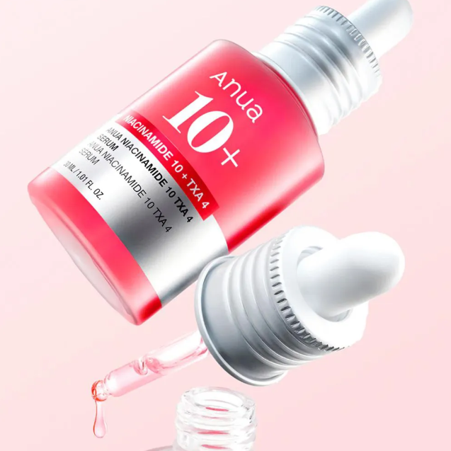 Frasco do sérum Anua Niacinamide 10 + TXA 4 inclinado com conta-gotas aberto e gota do produto caindo