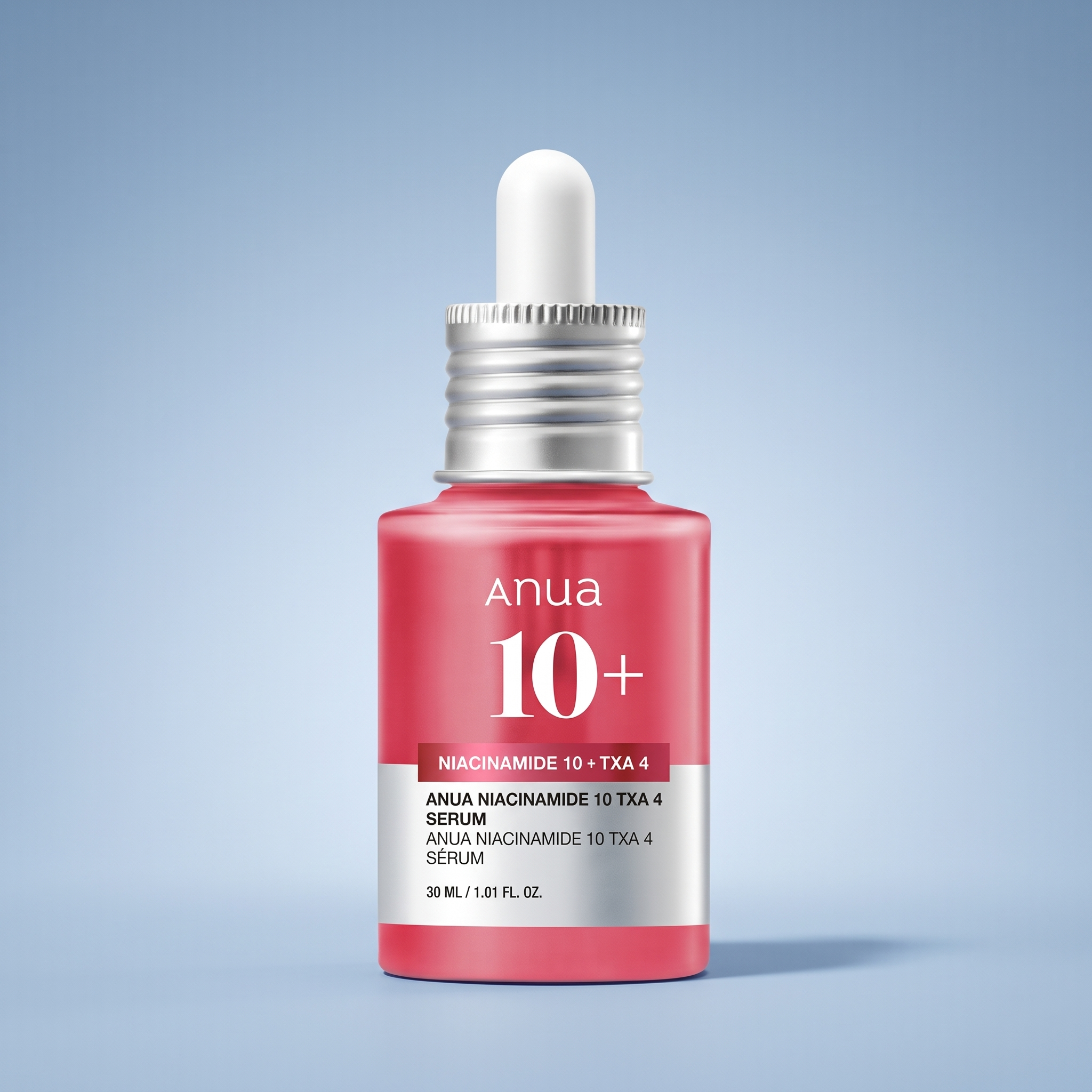 Frasco do sérum Anua Niacinamide 10 + TXA 4 de 30ml sobre fundo azul, vista frontal do produto
