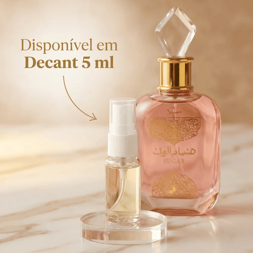 Perfume Sugar em frasco rosa com tampa em formato de diamante, ao lado de decant de 5ml com banner promocional