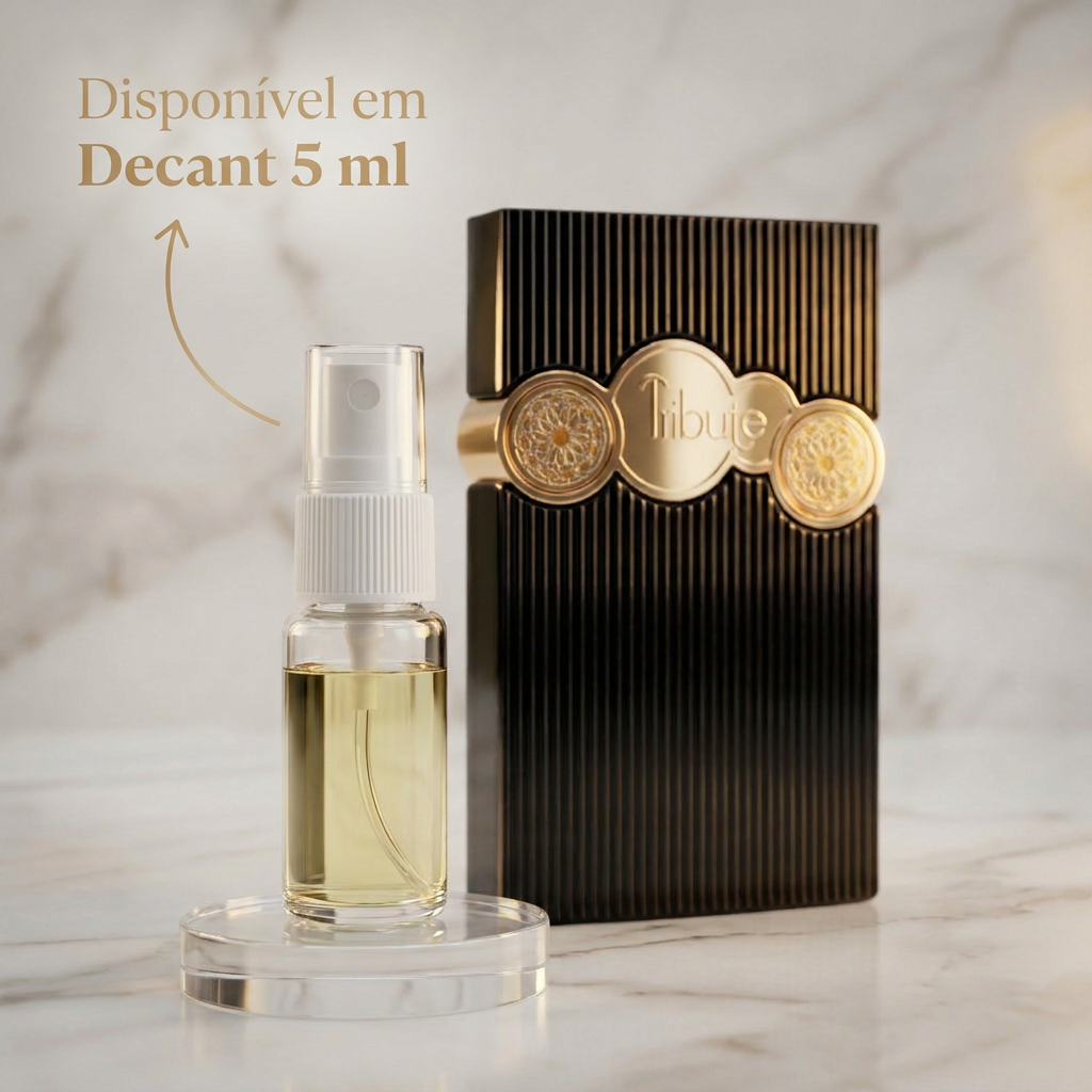 Decante de 5ml do perfume Tribute Black ao lado do frasco original preto estriado com medalhões dourados.